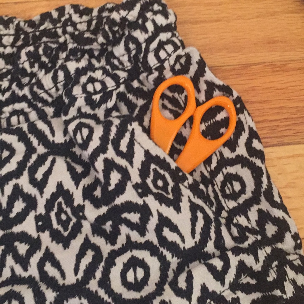 Loose-fitted black and tan shorts - Picture 4 of 6